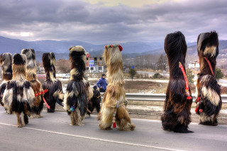 Jednym z ciekawszych kolędniczych przebrań są tzw. kukeri, których spotkać można w Bułgarii. Ich futrzaste przebrania i dzikie tańce miały na celu odegnanie złego z miejscowości.